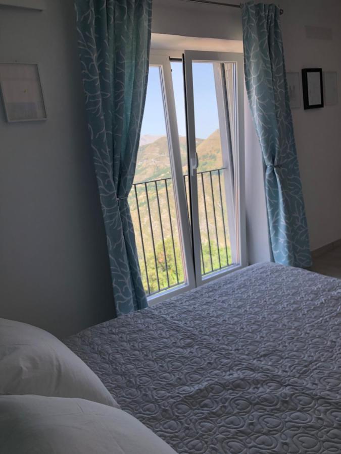 Un Capriccio - Ginepro Apartment Aieta Bagian luar foto