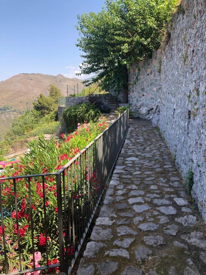Un Capriccio - Ginepro Apartment Aieta Bagian luar foto