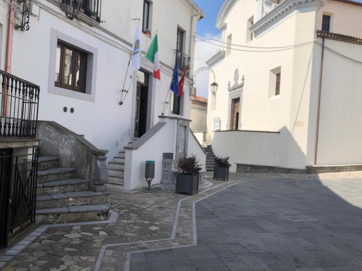 Un Capriccio - Ginepro Apartment Aieta Bagian luar foto